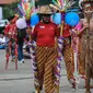 Seorang anak mengenakan pakaian adat saat meramaikan pemecahan rekor dunia egrang dalam rangkaian TAFISA World Games 2016 di Kemayoran, Jakarta, Sabtu (8/10). Pemecahan rekor dunia ini diikuti 2.016 anak SD dan SMP se-DKI. (Liputan6.com/Faizal Fanani)
