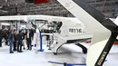 Pengunjung terlihat di samping pesawat Zerog eVTOL model ZG-T6 di stan Zerog selama Aero Asia 2025 di Zhuhai, Provinsi Guangdong, Tiongkok selatan, pada Kamis 27 November 2025. Pameran penerbangan dan kedirgantaraan internasional Aero Asia 2025 resmi dibuka. (Hector RETAMAL/AFP)