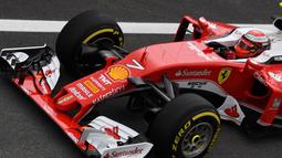 Kimi Raikkonen berada di posisi ketiga pada sesi kualifikasi F1 GP Brasil di Sirkuit Interlagos, Sabtu (12/11/2016). Kimi mencatat waktu tercepat 1 menit, 11,404 detik. (AFP/Vanderlei Almeida)