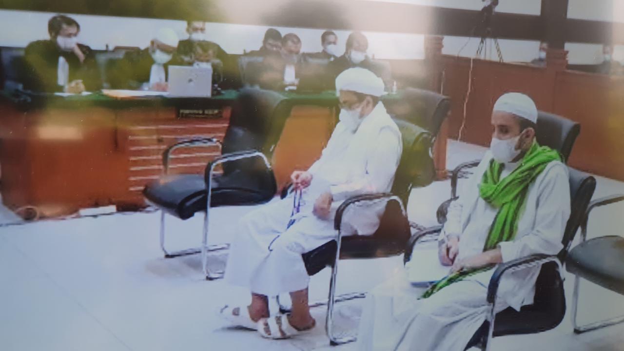Rizieq Shihab dan menantunya Hanif Alatas menjalani sidang tuntutan kasus RS Ummi.
