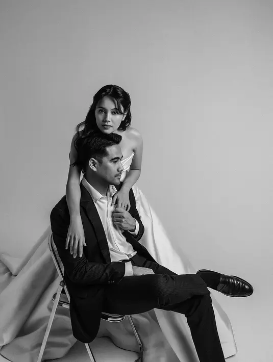 Sementara Omar tampil gagah dengan setelan jas hitam-nya.  [@anggikabolsterli].