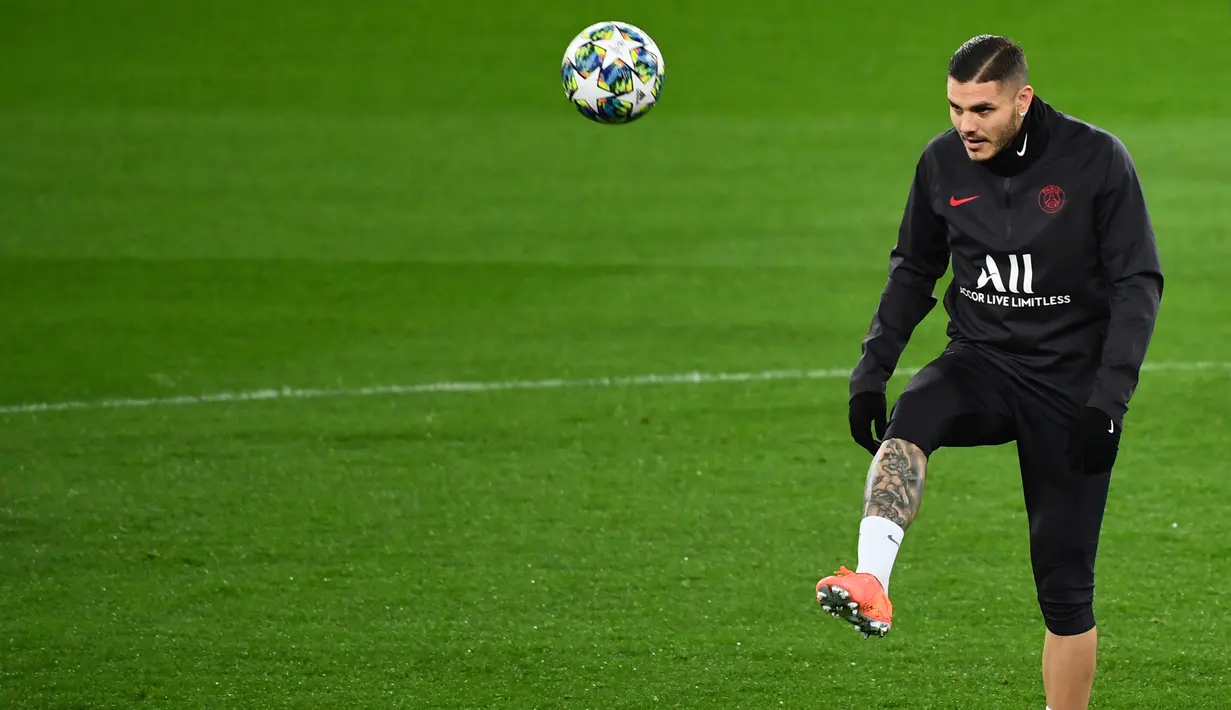 Penyerang Paris Saint-Germain, Mauro Icardi menendang bola saat mengikuti sesi latihan di stadion Santiago Bernabeu di Madrid (25/11/2019). PSG akan bertanding melawan Real Madrid pada Grup A Liga Champions di Santiago Bernabeu. (AFP/Gabriel Bouys)