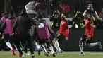 Pemain Mesir Mohamed Salah (tengah) bersama rekan satu timnya merayakan gol mereka ke gawang Senegal pada pertandingan kualifikasi Piala Dunia 2022 di Stadion Internasional Kairo, Kairo, Mesir, 25 Maret 2022. Mesir menang 1-0. (AP Photo/Amr Nabil)