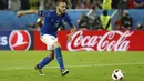 Pemain Italia, Leonardo Bonucci ragu-ragu melakukan penalti dan gagal menaklukkan kiper Jerman, Manuel Neuer pada perempat final Piala Eropa 2016 di Stadion Matmut Atlantique, Bordeaux, Minggu (3/7/2016) dini hari WIB. (REUTERS/Christian Hartmann)