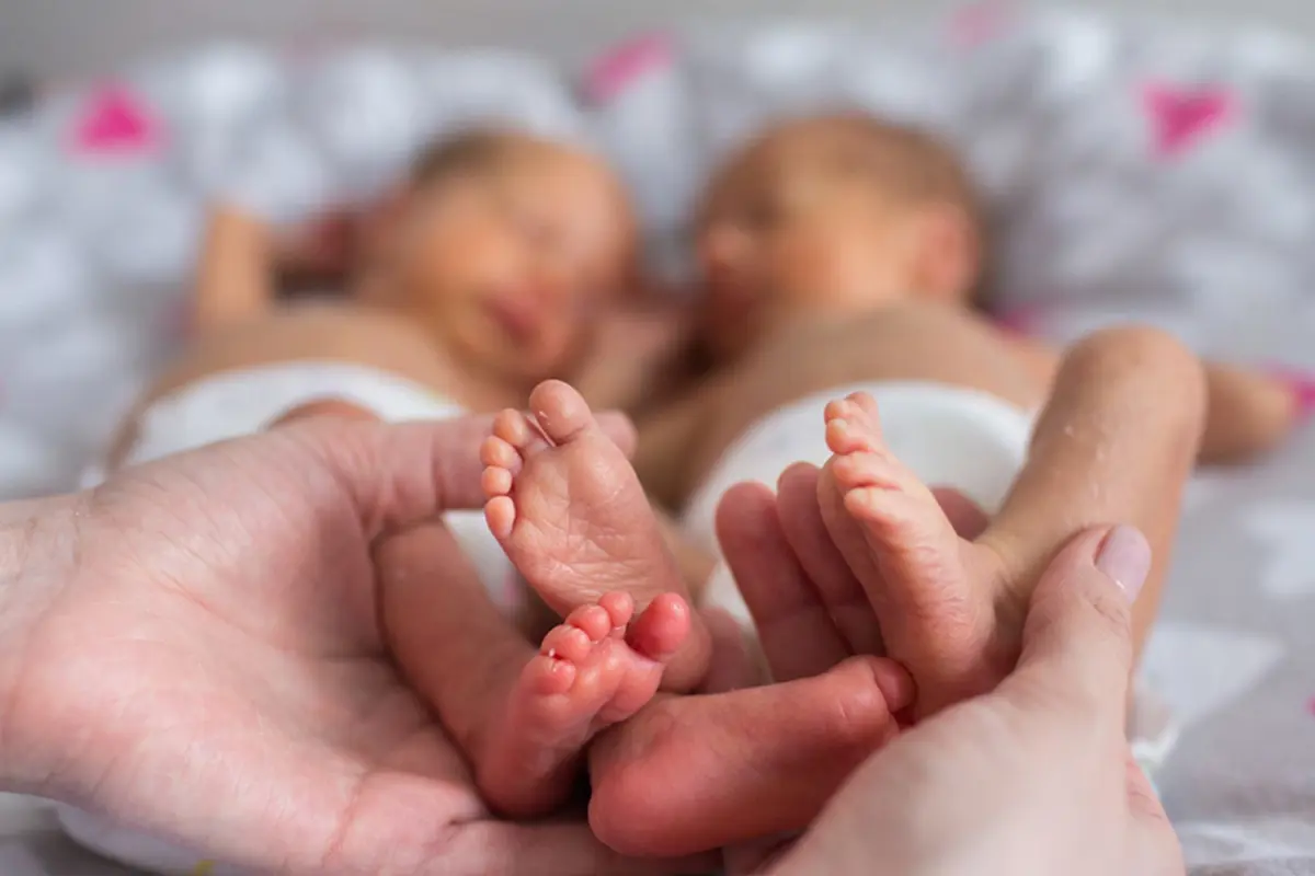 melahirkan bayi kembar