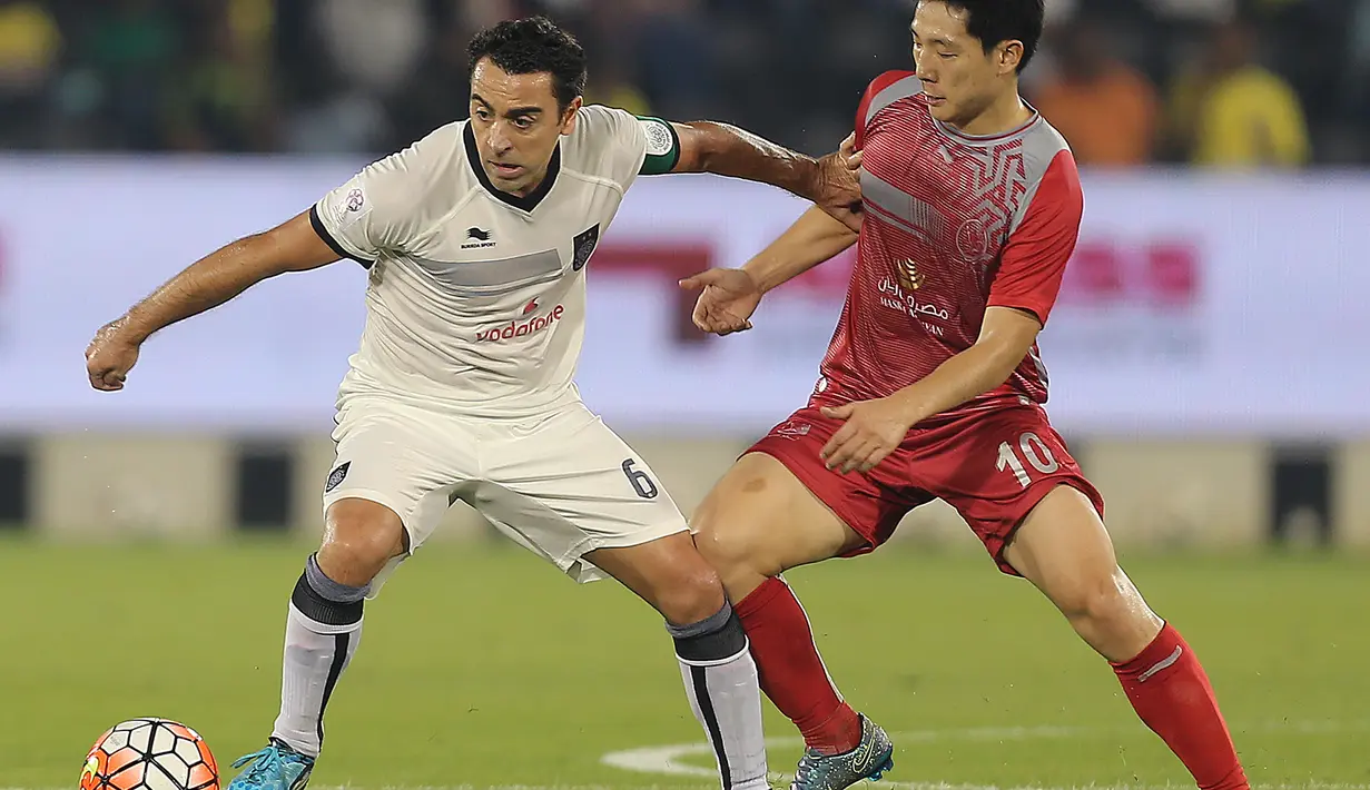 Salah satu aksi Xavi Hernandez saat berlaga di pertandingan antara Qatar Stars League melawan Lekhwiya di Doha (27/11/2015). Xavi mengaku sudah mulai beradaptasi dan senang bisa bermain di Qatar.(AFP Photo/Karim Jaafar)