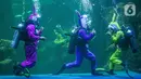 Sejumlah penyelam berkostum kelinci mementaskan drama teatrikal "Rabbit Underwater Show in Mission: Save the Ocean" di Sea World, Ancol, Jakarta, Selasa (30/3/2021). Pertunjukan digelar untuk mengedukasi warga dalam menjaga ekosistem laut dari sampah atau polusi laut. (Liputan6.com/Faizal Fanani)