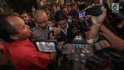 Putra Setya Novanto, Rheza Herwindo saat ditanya awak media usai menjalani pemeriksaan di gedung KPK, Jakarta, Jum'at (22/12). Proyek e-KTP tersebut merugikan keuangan negara Rp 2,3 triliun. (Liputan6.com/Faizal Fanani)