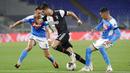 Striker Juventus, Cristiano Ronaldo, berusaha melewati pemain Napoli pada laga final Coppa Italia di Stadion Olympic, Roma, Rabu (17/6/2020). Napoli menjadi juara setelah berhasil menang lewat adu penalti atas Juventus dengan skor 4-2.(AP/Andrew Medichini)