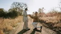 6 Potret Romantis Darma Mangkuluhur Lamar Patricia Schuldtz di Tengah Savana Afrika