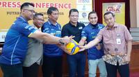 Dari kiri ke kanan: Ayi Subarna (manajer bjb), Mohammad Rois (Sekum Pengprov PBVSI Jabar), Tachyan Iskandar (ketua panitia), Reginald Nelwan (Wakil Direktur Proliga), Aprilia Manganang), Sonny Permana (perwakilan Bank Bjb). (Bola.com/Erwin Snaz)
