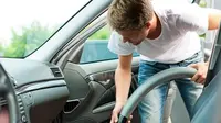 Ilustrasi membersihkan interior mobil (greatfallscarwash.com)