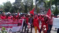 Para pedagang kaki lima yang digusur dari Pantai Losari berunjuk rasa di Kantor DPRD Makassar, Sulawesi Selatan. (Liputan6.com/Eka Hakim)