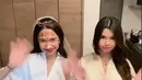 Saat momen bridal shower, Azizah terlihat happy ada Maria Theodore di sampingnya. Maria sebagai sahabat dekat ikut dalam memeriahkan pesta pelepasan pengantin. Ia terlihat senang melihat Azizah menemukan jodohnya. (Liputan6.com/IG/mariatheodoree)
