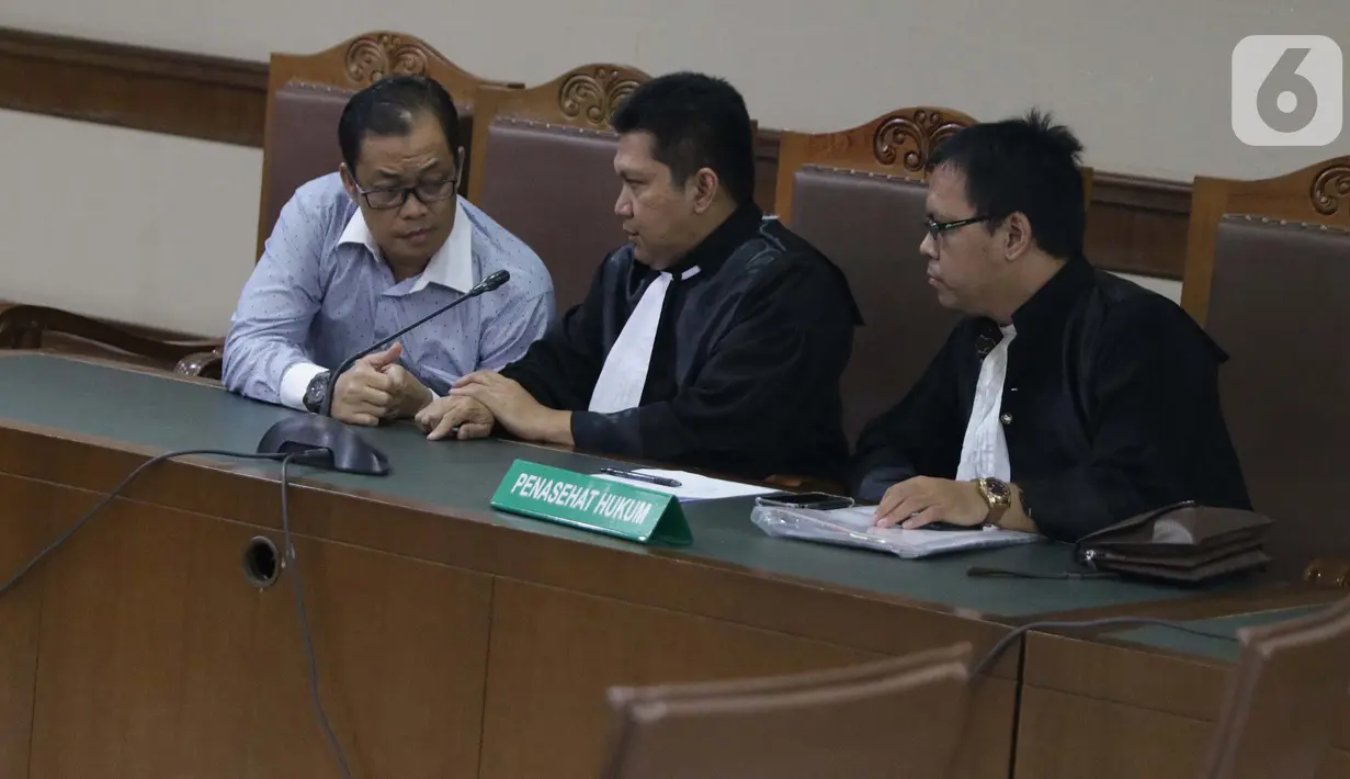 Terpidana kasus suap Pilkada, Muchtar Effendi (kiri) saat menjalani sidang pembacaan dakwaan di Pengadilan Tipikor, Jakarta, Senin (7/10/2019). Muchtar Effendi didakwa dalam kasus pencucian uang yang melibatkan mantan Ketua Mahkamah Konstitusi M Akil Mochtar. (Liputan6.com/Helmi Fithriansyah)