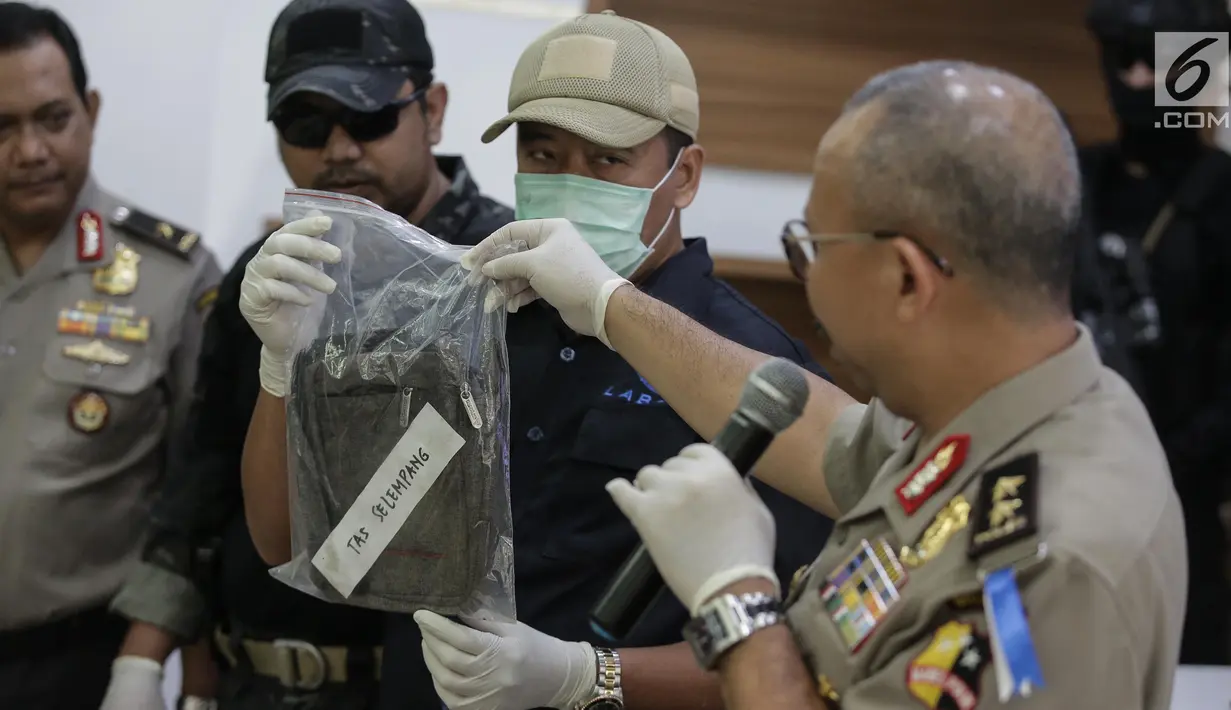 Kepala Divisi Humas Mabes Polri Inspektur Jenderal Pol Setyo Wasisto (tengah) menunjukan barang bukti yang berhasil diamankan  saat gelar rilis Pengungkapan Kasus Teroris dan Gelar BB di Divhumas Polri, Jakarta, Kamis (22/6). (Liputan6.com/Faizal Fanani)