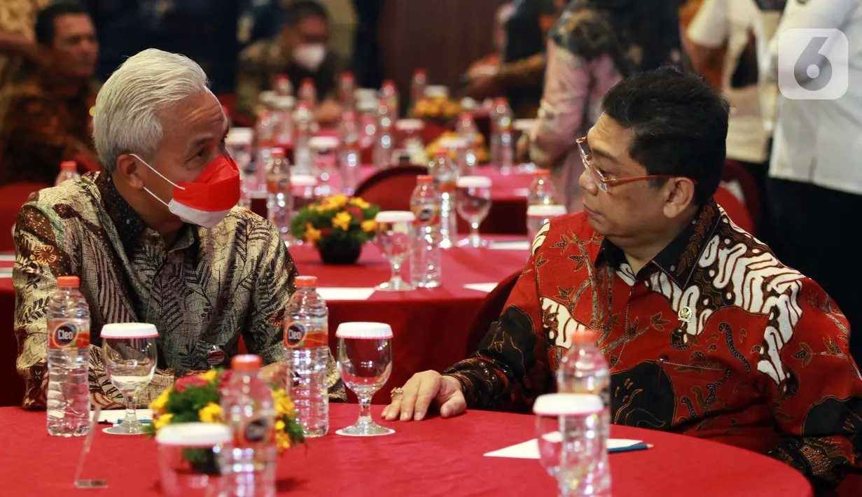 Ketua DPP PDIP Utut Adianto (kanan) berbincang dengan Gubernur Jawa Tengah yang juga kader PDIP Ganjar Pranowo saat menghadiri acara Anugerah Keterbukaan Informasi Publik Tahun 2022 di Tangerang, Banten, Rabu (14/12/2022). Partai Demokrasi Indonesia Perjuangan (PDIP) kembali berhasil meraih penghargaan Anugerah Keterbukaan Informasi Publik Tahun 2022 dari Komisi Informasi Pusat (KIP) RI yang diwakili oleh Ketua DPP PDIP Utut Adianto. (Liputan6.com/Johan Tallo)
