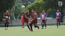 Pemain asing Persija, Jaimerson Da Silva Xavier (kedua kiri) berebut bola dengan Rudi Widodo saat latihan resmi di Lapangan A Senayan, Jakarta, Selasa (27/2). Persija akan menjamu Tampines Rovers FC, Rabu (28/2). (Liputan6.com/Helmi Fithriansyah)