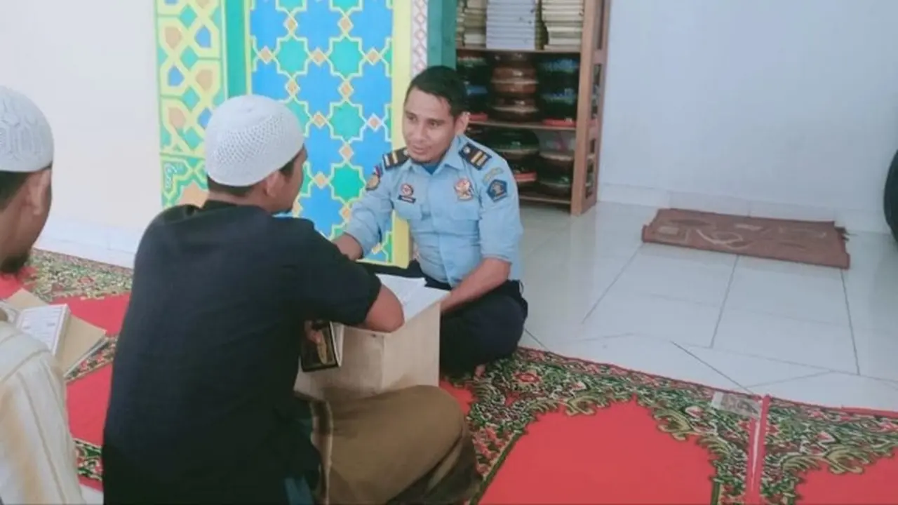 Narapidana kasus pembunuhan belajar mengaji di Pondok Pesantren Rutan Pekanbaru.