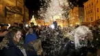 Warga saat melakukan flash mob perang bantal selama empat menit di Old Town Square di Praha,Ceko (22/12). flash mob perang bantal ini dilakukan jelang pergantian akhir tahun. (REUTERS/ David W Cerny)