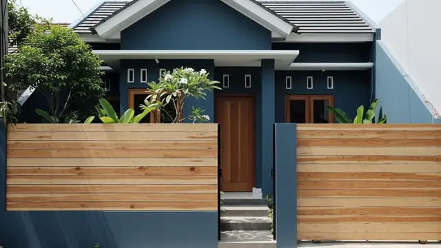 Kombinasi Warna Cat Rumah dengan Pagar Kayu