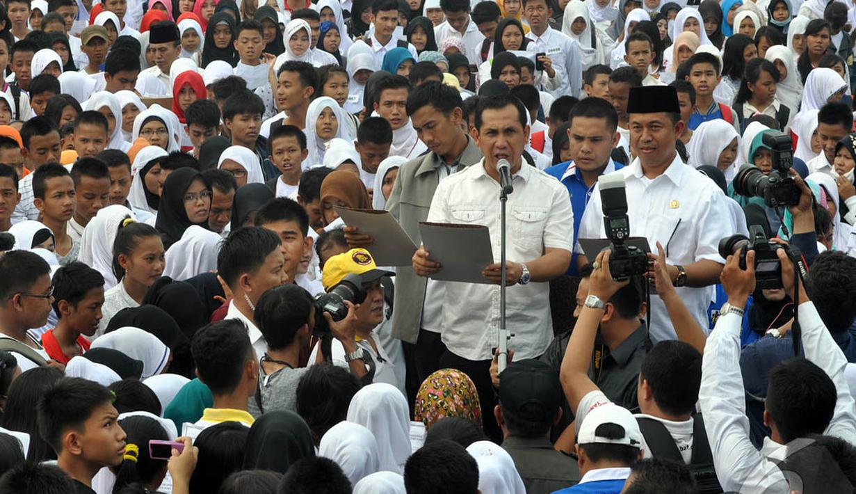 Walikota Lubuklinggau, H SN Prana Putra Sohe memimpin langsung pembacaan Sumpah Pemuda di lapangan eks Kompi, Lubuklinggau, (17/10/14). (Liputan6.com/Miftahul Hayat)