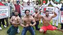 Pemilik dan pelatih gym memegang spanduk saat protes menuntut pemerintah membuka kembali pusat kebugaran di Amritsar, India, Minggu (7/6/2020). Mereka meminta aktivitas tempat olahraga gym juga diizinkan buka setelah pelonggaran lockdown, bukan hanya kegiatan perekonomian. (NARINDER NANU/AFP)