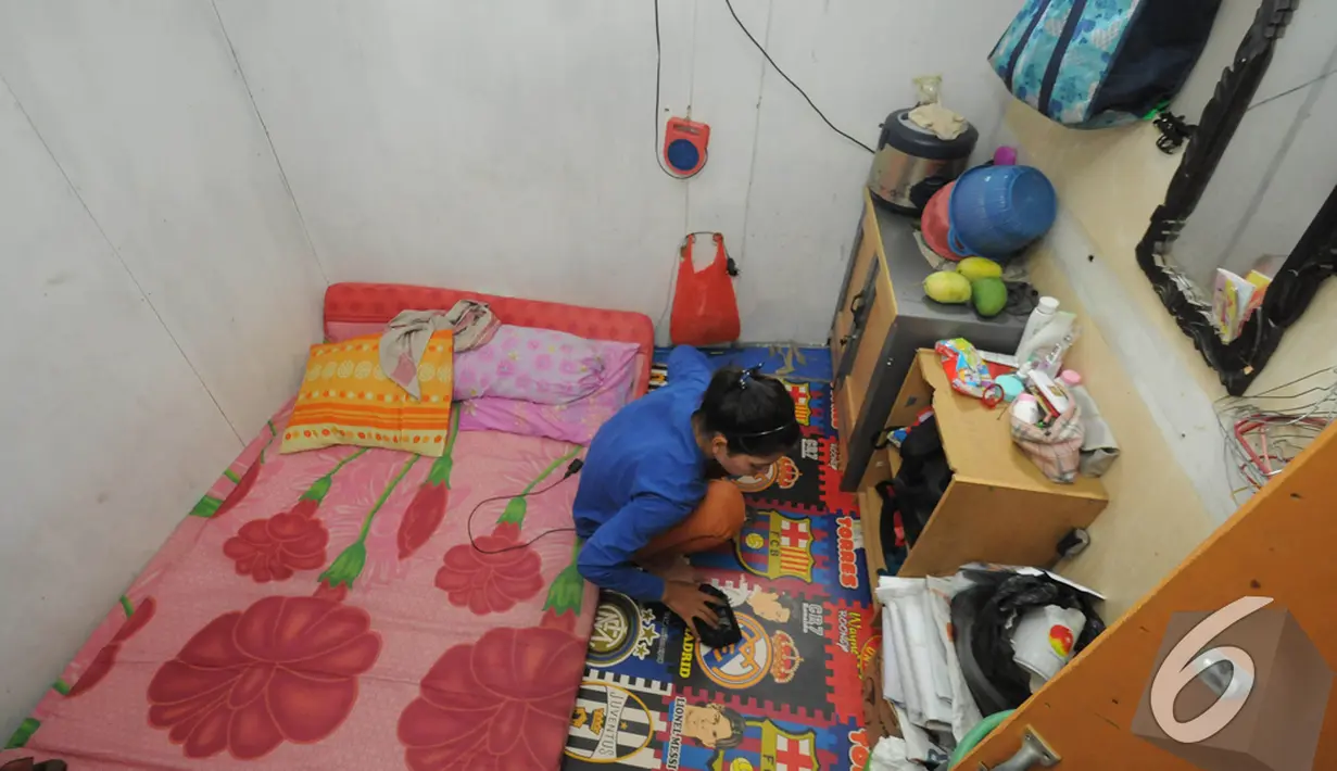 Ninih saat berada di dalam kamar kontrakannya di daerah Pejompongan, Jakarta. Foto diambil pada Selasa (9/12/2014). (Liputan6.com/Herman Zakharia)