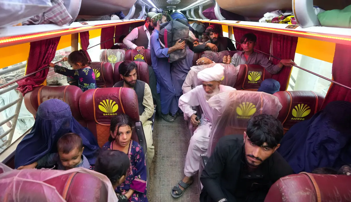 Mumtaz Zahra Baloch, juru bicara Kementerian Luar Negeri Pakistan, mengatakan pada hari Jumat bahwa kebijakan baru ini tidak ditujukan untuk warga Afghanistan saja. (AP Photo/Fareed Khan)