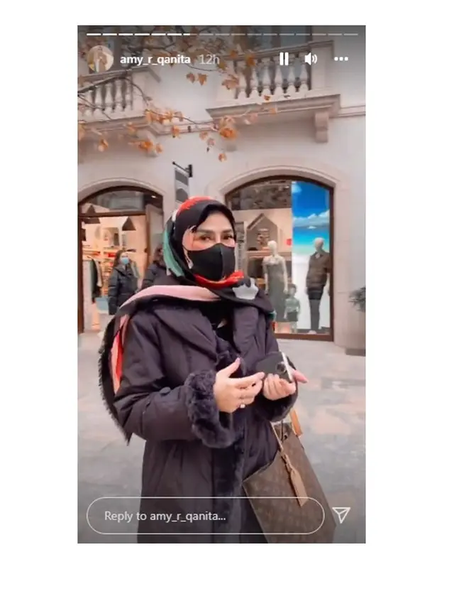7 Gaya Mama Amy Qanita saat Liburan di Barcelona, Tampil Stylish