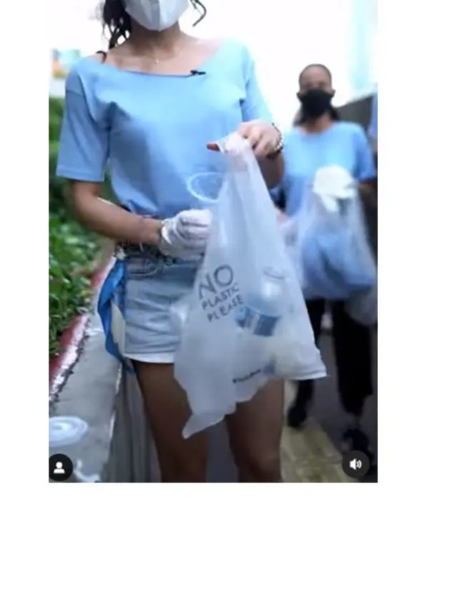 6 Aksi Angela Gilsha Punguti Sampah di Area Citayam Fashion Week Ini Banjir Pujian