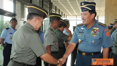 Citizen6, Jakarta: Panglima TNI Laksamana TNI Agus Suhartono memberi selamat kepada 23 Pati TNI yang baru saja diangkat, di Ruang Hening Mabbes TNI Cilangkap. (Pengirim: Badarudin Bakri).