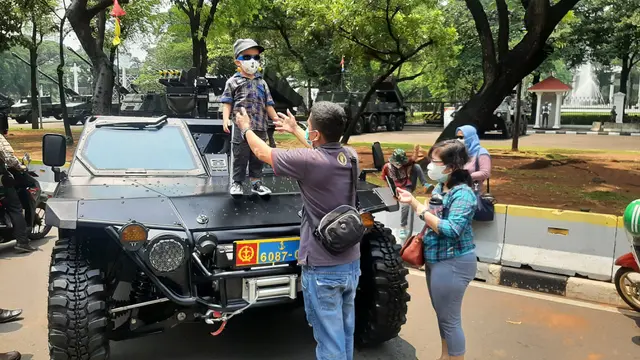 Warga foto di lokasi pameran alutsista di sekitaran Istana Merdeka dalam rangka HUT ke-76 TNI, Selasa (5/10/2021).