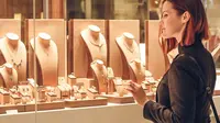 Ilustrasi perempuan melihat koleksi perhiasan berlian. (Shutterstock/Alexa_Space)