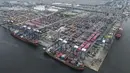 Deputi Bidang Distribusi dan Jasa BPS, Ateng Hartono mengatakan, pada Senin (2/2/2026), dengan capaian tersebut Indonesia membukukan surplus neraca perdagangan selama 68 bulan berturut-turut sejak Mei 2020. Tampak foto udara menunjukkan aktivitas bongkar muat peti kemas di Jakarta International Container Terminal, pada Rabu 4 Februari 2026. (BAY ISMOYO/AFP)