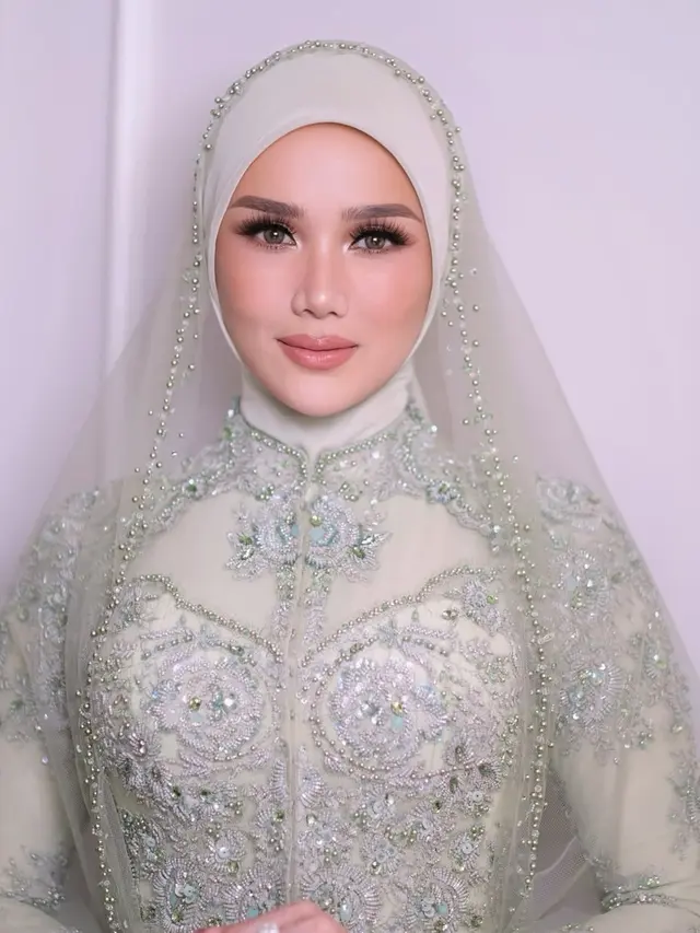 Detail Kebaya Mulan Jameela dengan Hijab Lapis Transparan Mewah di Akad Nikah Al Ghazali (Foto: Instagram @rezaazrumakeup)