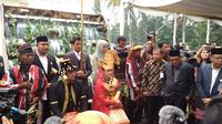 Kahiyang Ayu-Bobby Nasution dan mendapat gelar adat ( foto: media center pernikahan Kahiyang-Bobby