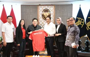 Menkumham Supratman Andi Agtas saat bertemu Ketua Umum PSSI Erick Thohir. (Liputan6.com/Achmad Sudarno)