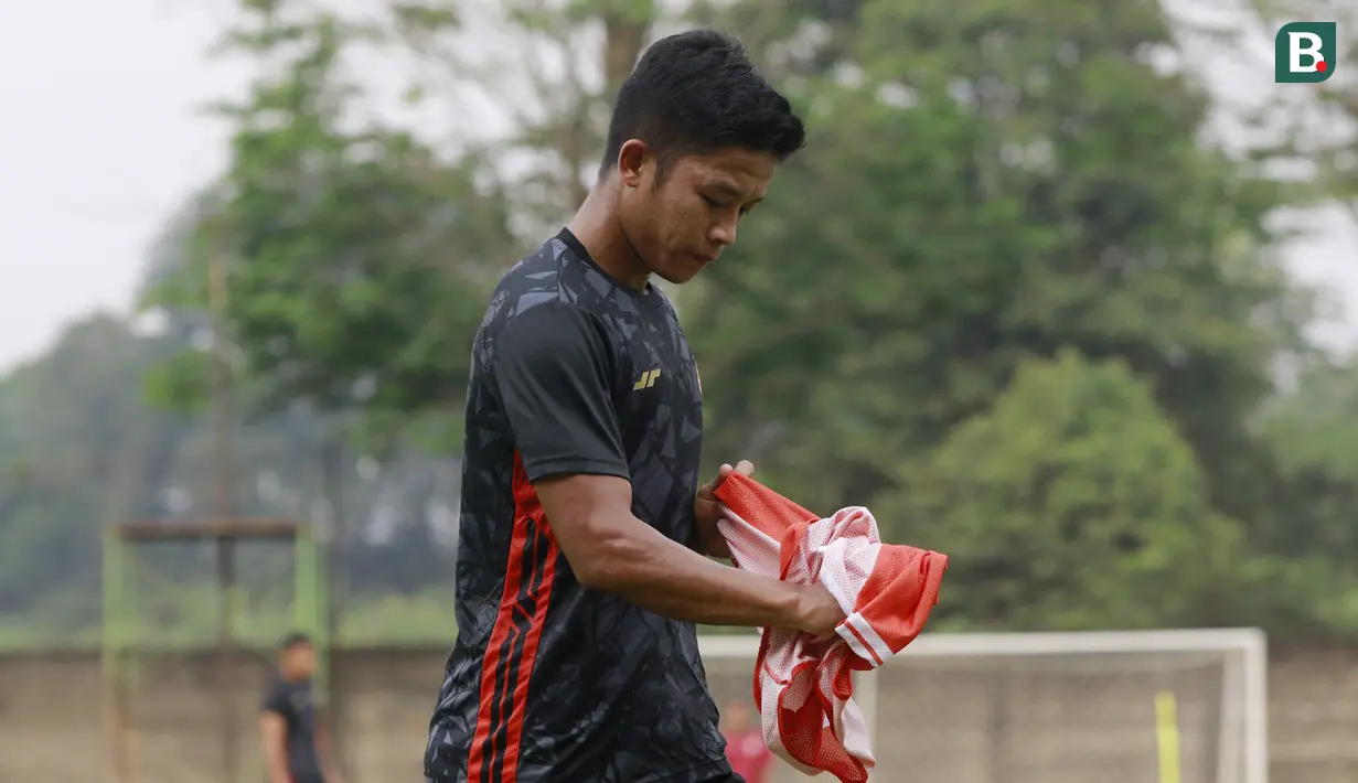 Pemain Persija Jakarta, Rio Fahmi, saat sesi latihan di Nirwana Park Sawangan, Jawa Barat, Kamis (7/7/2022). Latihan merupakan persiapan jelang bergulirnya Liga 1 musim 2022/2023. (Bola.com/M Iqbal Ichsan)