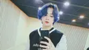 Rambut bernuansa biru Jungkook membuat gayanya terlihat lebih playful dan unik. Warna ini menampilkan karakteristik yang menyenangkan. (Foto: Instagram/ jungkook_bighitentertainment)