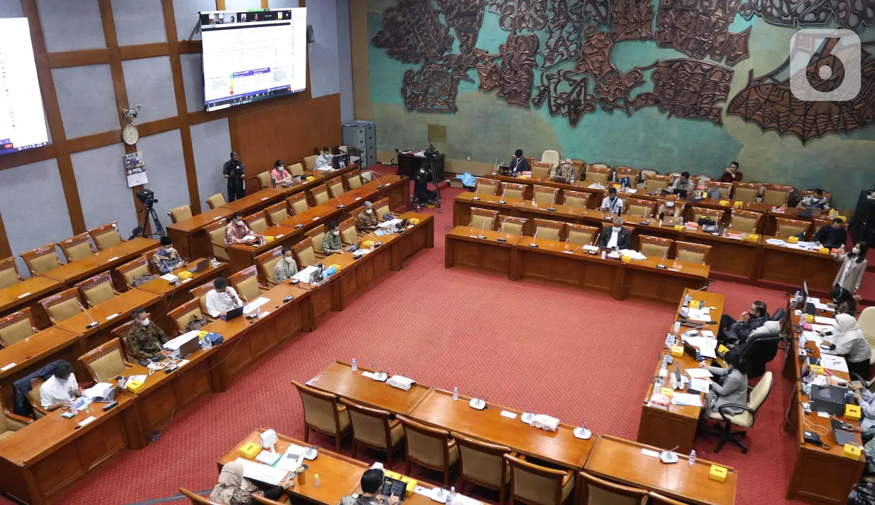 Suasana rapat Menteri Pendidikan Nadiem Makarim dan Komisi X DPR, di Senayan, Jakarta, Kamis (18/3/2021). Dalam rapat teresebut membahas persiapan pembelajaran tatap muka kembali dan penerimaan mahasiswa baru 2021. (Liputan6.com/Angga Yuniar)
