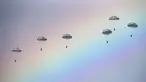 Pasukan terjun payung Rusia beraksi setelah melompat dari pesawat IL-76 dalam latihan gabungan militer Serbia dengan Rusia yang bernama Slavic Brotherhood di kota Kovin, dekat Belgrade, Serbia (7/11). (Reuters/Marko Djurica)
