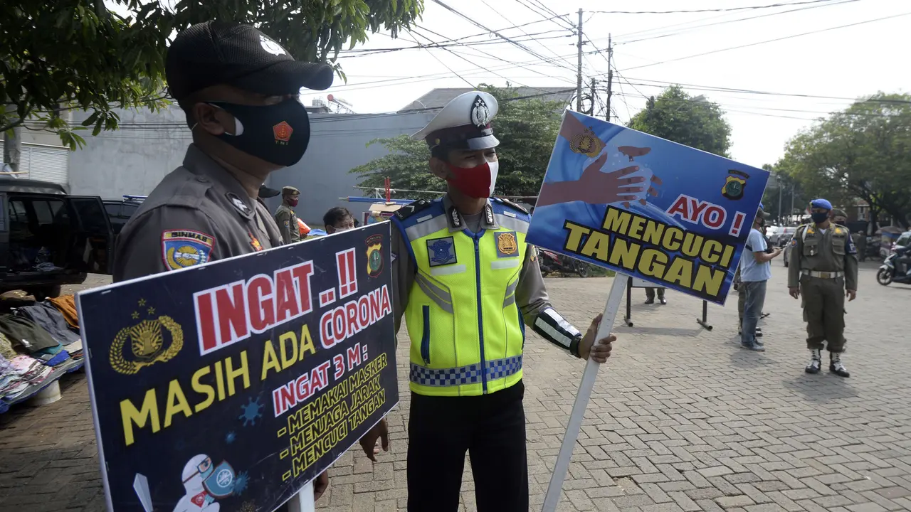 FOTO: Pelanggar PSBB Tangerang Selatan Dihukum Berlari 800 Meter