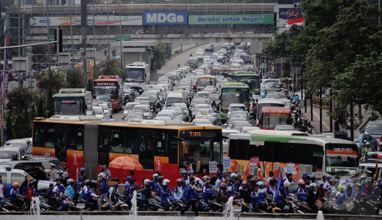 Puluhan kendaraan terjebak kemacetan panjang di kawasan Jalan MH Thamrin, Jakarta, Rabu (10/12/2014). (Liputan6.com/Faizal Fanani)