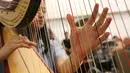 Seorang harpist berlatih jelang konser Sabda Semesta di Jakarta, Senin (25/9). Konser Sabda Semesta akan digelar pada 29 September di Aula Simfoni Jakarta. (Liputan6.com/Fery Pradolo)