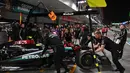 Formula 1 GP Las Vegas memiliki tantangan pada permukaan lintasan dan balapan yang akan berlangsung pada malam hari. Tampak dalam foto, pembalap Inggris dari Mercedes, Lewis Hamilton didorong kembali ke garasi mobilnya saat sesi latihan pertama untuk Grand Prix Formula 1 Las Vegas pada 21 November 2024, di Las Vegas, Nevada. (Patrick T. Fallon/AFP)