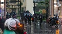 Polisi bersenjata lengkap melakukan penjagaan di sekitar kawasan Mabes Polri Jakarta, Rabu (31/3/2021). Seorang terduga teroris diduga berupaya melakukan penyerangan ke area Mabes Polri hingga aksi baku tembak dengan polisi pun sempat terjadi. (Liputan6.com/Faizal Fanani)