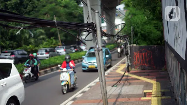 FOTO: Instalasi Kabel Dibiarkan Semrawut di Kebayoran Baru