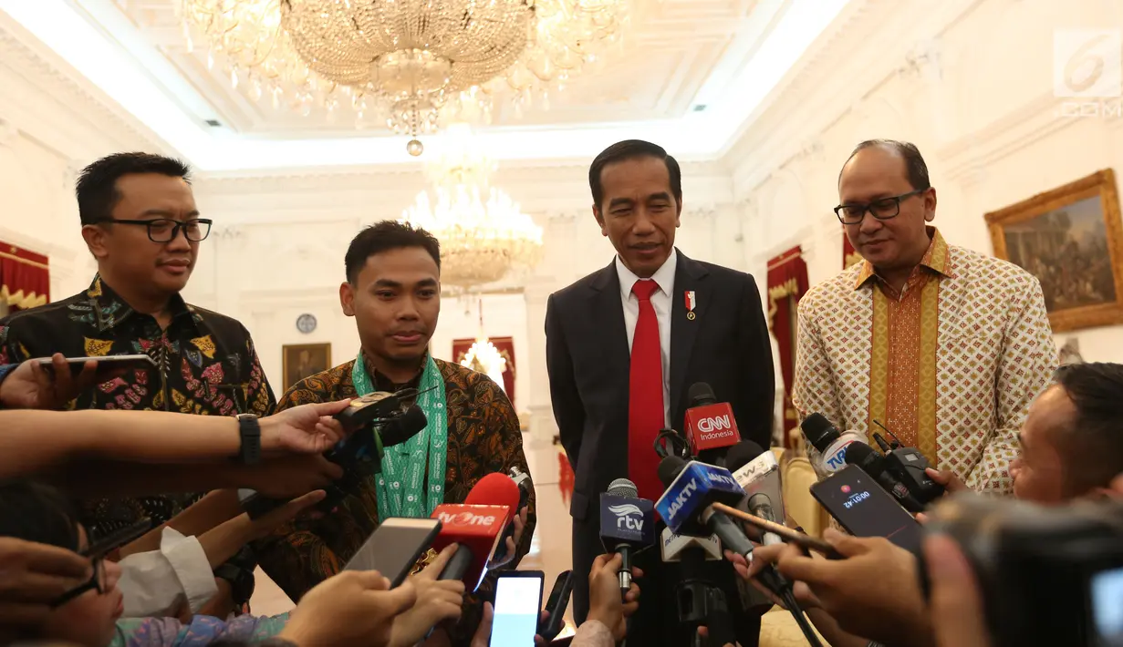 Presiden Joko Widodo, Menpora Imam Nahrawi dan Lifter Eko Yuli Irawan memberi keterangan kepada awak media di Istana Merdeka, Jakarta (8/11). Jokowi mengapresiasi prestasi Eko yang berhasil meraih medali emas di nomor 61 kg. (Liputan6.com/Angga Yuniar)