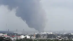 Asap tebal terlihat membubung ke udara ketika ledakan besar mengguncang kompleks petrokimia perusahaan minyak nasional Pemex di Meksiko Timur, Rabu (20/4). Sedikitnya tiga orang tewas dan 45 lainnya luka-luka akibat ledakan. (REUTERS/Angel Hernandez)